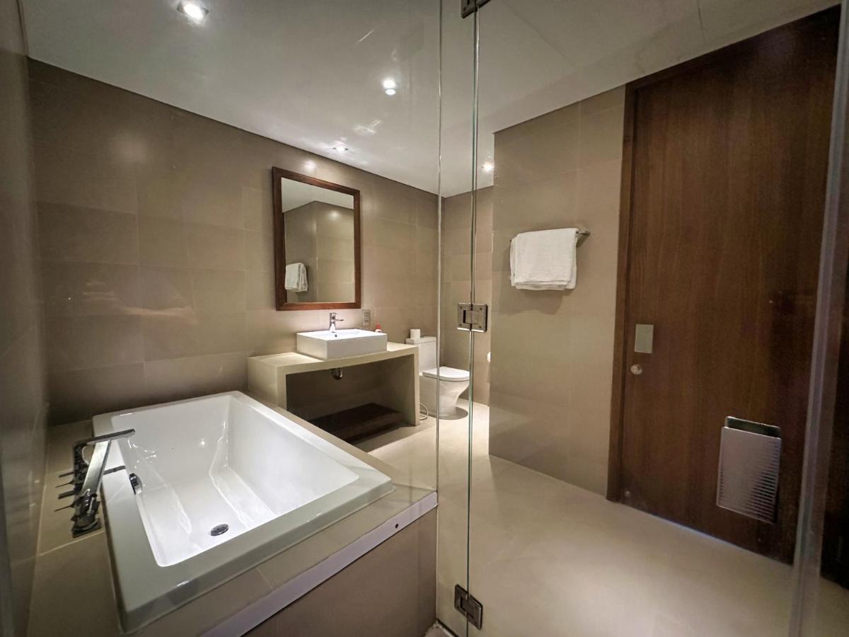 Stunning Apartments Across My Khe Beach ! Rooftop Pool & Gym 다낭 외부 사진