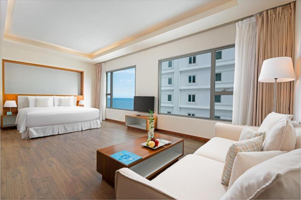 Stunning Apartments Across My Khe Beach ! Rooftop Pool & Gym 다낭 외부 사진