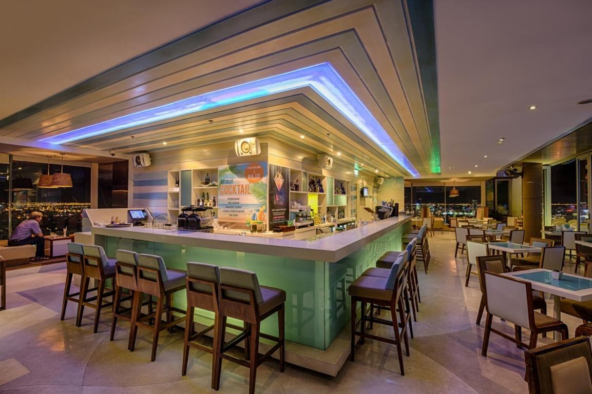 Stunning Apartments Across My Khe Beach ! Rooftop Pool & Gym 다낭 외부 사진
